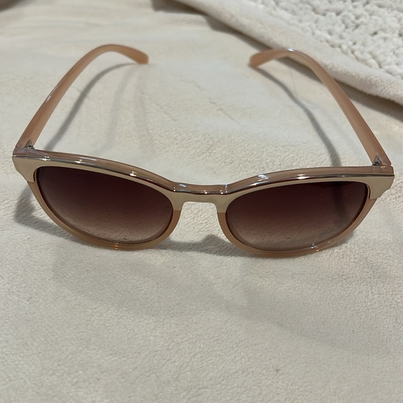 Silver and pink sunglasses - Picture 3 of 4